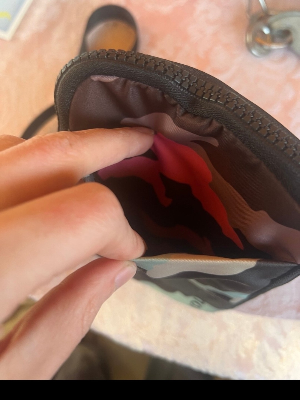 lululemon athletica mini bag in black with pink camo interior - Picture 7 of 7